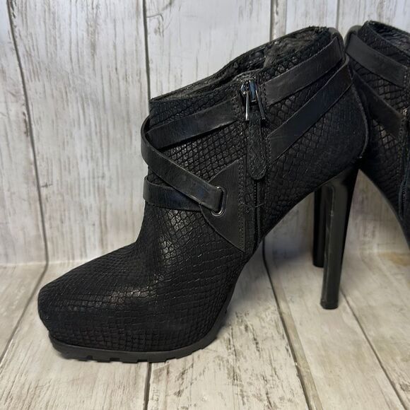 Guess High Heels Womens 7 M Strap Stiletto Side Zips Black Snake Print Leather - Picture 3 of 10